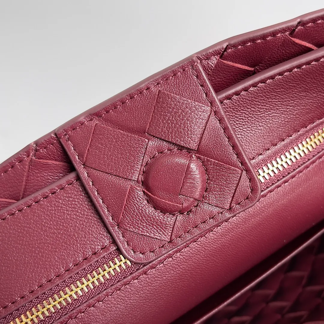 The 2023 new Andiamo batch of 1860 BV has been shipped‼ ️Really popular🔥The new Andiamo woven handbag launched by Bottega Veneta this season is really popular all over the world! ! Celebrities at home and abroad have worn it, and Oscar-winning actress Michelle Yeoh has taken it out on the street. Song Jia, Trai Yara, Yu Feihong, Sanji Ayaka, Rosie Hunting-Whiteley, Yoshioka Riho, etc. have all picked up this bag. It is classic and versatile, showing off its temperament, and the bag capacity is also large, which is very convenient for daily commuting! ! A variety of carrying methods, the shoulder straps can be adjusted by yourself, the original lambskin feels soft and delicate, and the neutral style is made to break gender boundaries and bring a more practical and longer-lasting use experience. Andiamo, which has both elegant and casual styles, perfectly interprets the true appearance of "fashionable old money style". Style number: 743568 Size: 25*22*10.5cm